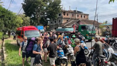 kemacetan-tembus-kota-banyuwangi,-bule-bule-maksa-turun-travel-pindah-naik-ojek-ke-ketapang!