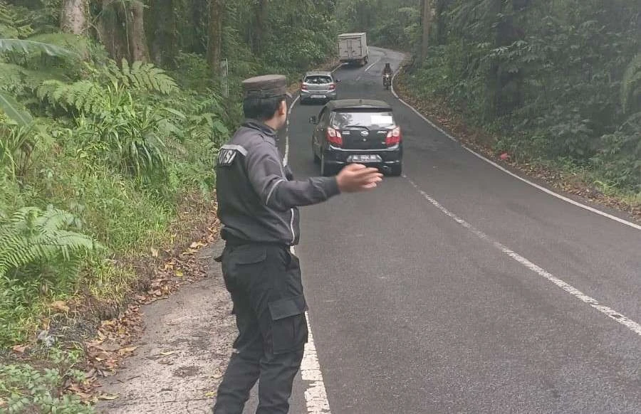 jalur-gumitir-ditutup,-jalan-banyuwangi-bondowoso-via-ijen-jadi-alternatif-pilihan-pengendara