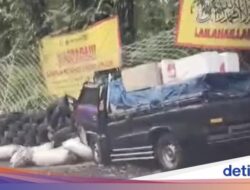 Pikap Rem Blong Tabrak Pembatas Jalan di Jalur Tengkorak Erek-Erek