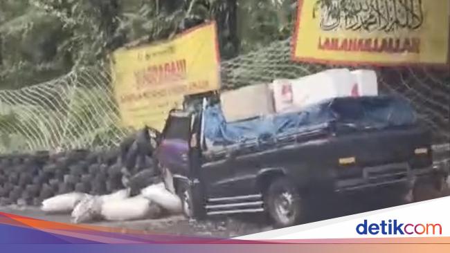 pikap-rem-blong-tabrak-pembatas-jalan-di-jalur-tengkorak-erek-erek