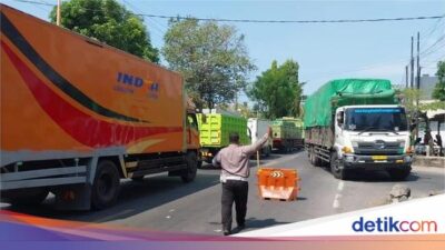 polisi-terjunkan-sepertiga-personel-atasi-macet-jalur-pelabuhan-ketapang