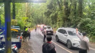 truk-dan-pikap-serbu-jalur-kawah-ijen!-rute-wisata-berubah-jadi-jalan-alternatif-paling-ekstrem