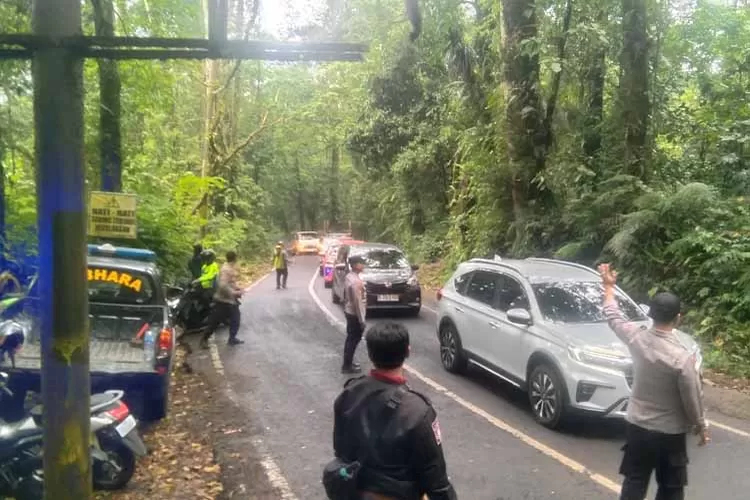 truk-dan-pikap-serbu-jalur-kawah-ijen!-rute-wisata-berubah-jadi-jalan-alternatif-paling-ekstrem