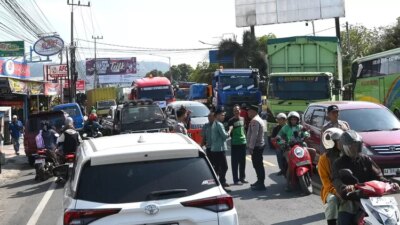 urai-kemacetan,-polresta-banyuwangi-dirikan-pos-pantau-di-lima-titik-sepanjang-jalur-panturakemacetan-menuju-pelabuhan-ketapang