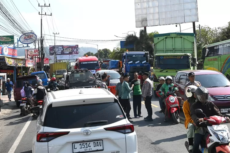 urai-kemacetan,-polresta-banyuwangi-dirikan-pos-pantau-di-lima-titik-sepanjang-jalur-panturakemacetan-menuju-pelabuhan-ketapang