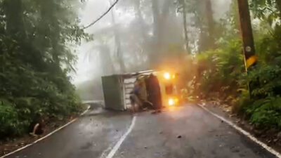 nekat-lewat-jalur-ekstrim,-truk-box-pengangkut-roti-terguling-di-jalur-ijen-banyuwangi-–-times-banyuwangi