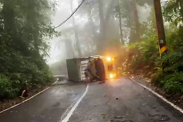 nekat-lewat-jalur-ekstrim,-truk-box-pengangkut-roti-terguling-di-jalur-ijen-banyuwangi-–-times-banyuwangi