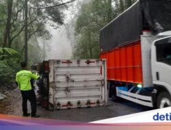 Lagi! Truk Boks Muat Roti Terguling di Jalur Alternatif Banyuwangi