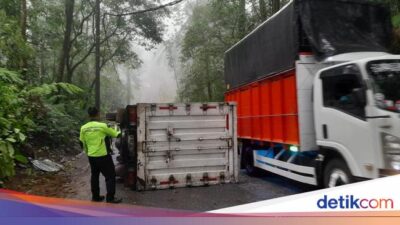 lagi!-truk-boks-muat-roti-terguling-di-jalur-alternatif-banyuwangi