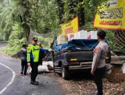 Rem Blong di Tikungan Maut Sengkan Slamet! Pikap Muatan Ikan Nyungsep di Jalur Alternatif Ijen