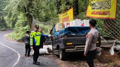 rem-blong-di-tikungan-maut-sengkan-slamet!-pikap-muatan-ikan-nyungsep-di-jalur-alternatif-ijen