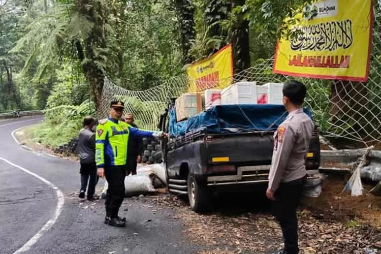rem-blong-di-tikungan-maut-sengkan-slamet!-pikap-muatan-ikan-nyungsep-di-jalur-alternatif-ijen