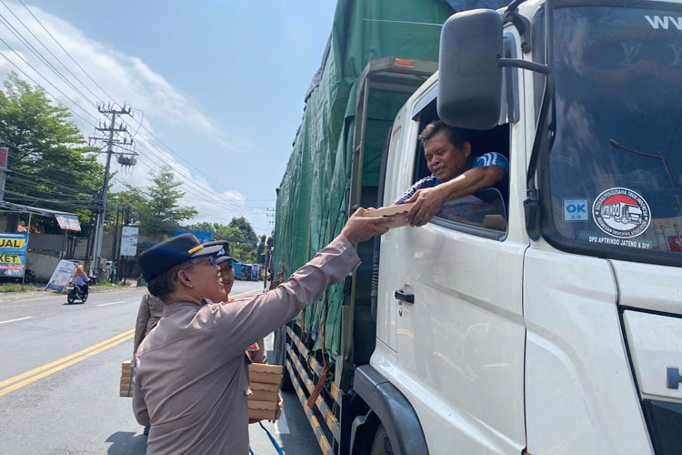 sopir-di-sepanjang-jalur-kemacetan-di-ketapang-dapat-nasi-kotak-dari-polresta-banyuwangi-–-times-banyuwangi