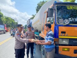 Polresta Banyuwangi Bagikan Ratusan Nasi Kotak kepada Sopir Truk di Sekitar Pelabuhan Ketapang
