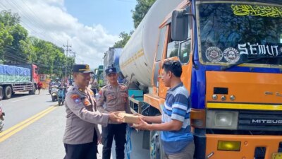 polresta-banyuwangi-bagikan-ratusan-nasi-kotak-kepada-sopir-truk-di-sekitar-pelabuhan-ketapang