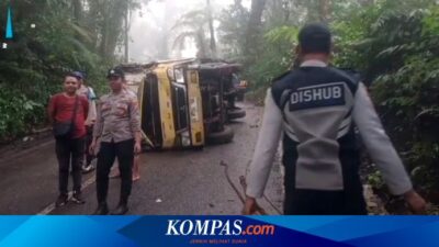 cari-alternatif-menuju-banyuwangi,-truk-boks-terguling-di-jalur-kawah-ijen-yang-ekstrem