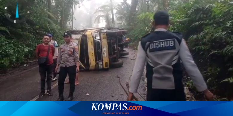 cari-alternatif-menuju-banyuwangi,-truk-boks-terguling-di-jalur-kawah-ijen-yang-ekstrem