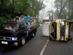 15 Jam Macet di Tikungan Horor Ijen: Truk Mentega Terguling Akibat Rem Blong
