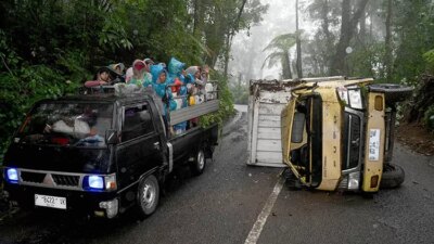 15-jam-macet-di-tikungan-horor-ijen:-truk-mentega-terguling-akibat-rem-blong