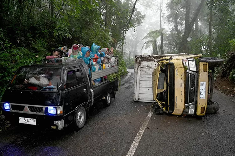 15-jam-macet-di-tikungan-horor-ijen:-truk-mentega-terguling-akibat-rem-blong