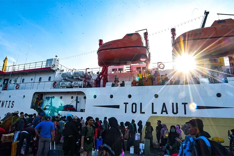antrean-truk-meluber-di-ketapang!-polisi-minta-pelabuhan-benoa-dibuka-untuk-rute-alternatif-dari-jawa-ke-bali