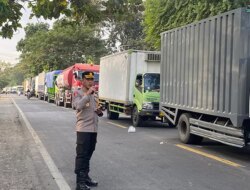 Truk-Truk Raksasa Bikin Jalur Pantura Macet Parah, Polisi Siaga 24 Jam!