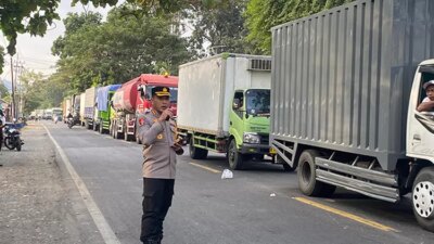 truk-truk-raksasa-bikin-jalur-pantura-macet-parah,-polisi-siaga-24-jam!