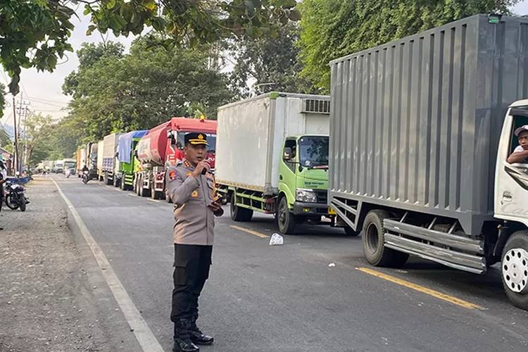 truk-truk-raksasa-bikin-jalur-pantura-macet-parah,-polisi-siaga-24-jam!
