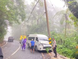 Hiace Alami Rem Blong di Jalur Wisata Kawah Ijen, Tabrak Tiang Listrik