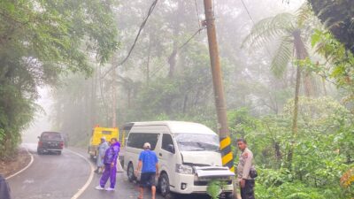 hiace-alami-rem-blong-di-jalur-wisata-kawah-ijen,-tabrak-tiang-listrik
