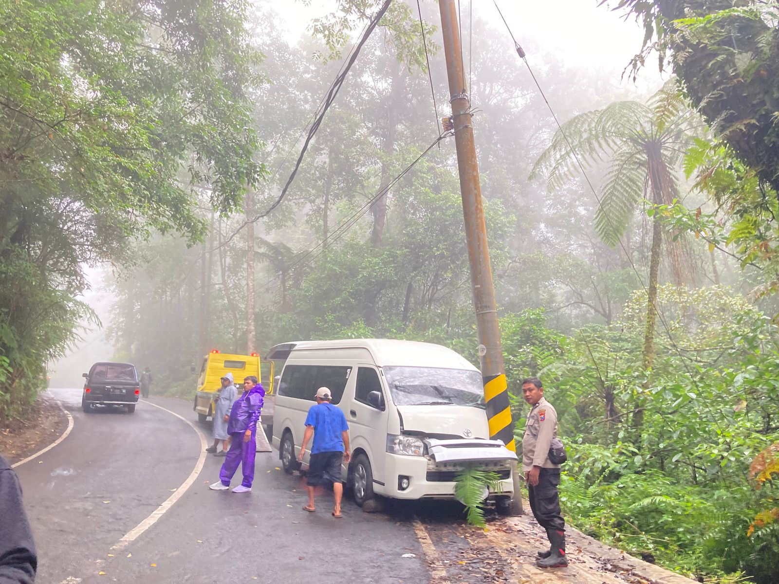 hiace-alami-rem-blong-di-jalur-wisata-kawah-ijen,-tabrak-tiang-listrik