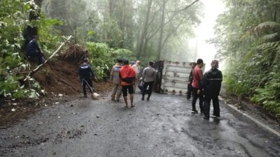 truk-box-terguling-di-jalur-lidjen-licin,-arus-lalu-lintas-banyuwangi–bondowoso-tersendat