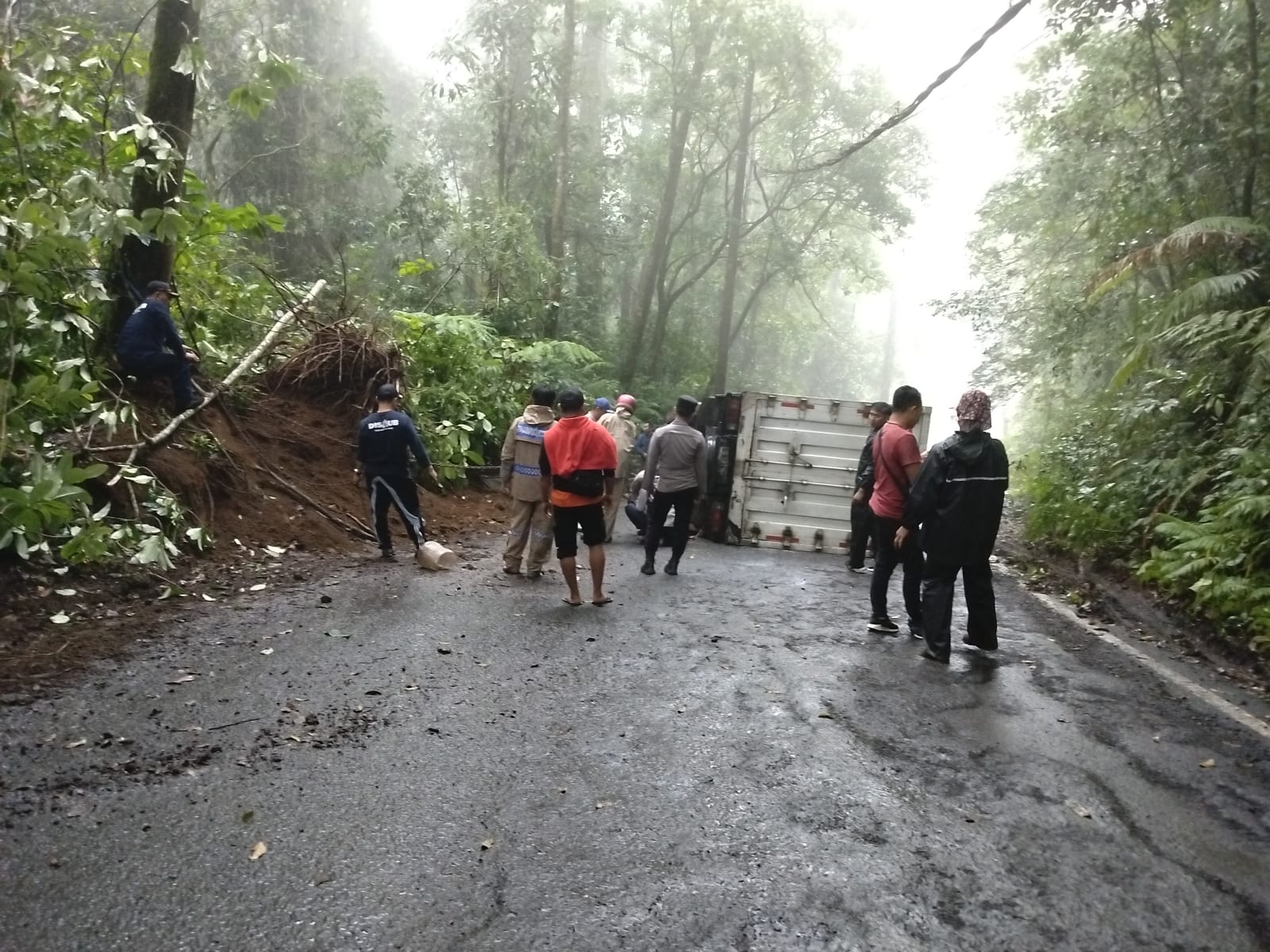 truk-box-terguling-di-jalur-lidjen-licin,-arus-lalu-lintas-banyuwangi–bondowoso-tersendat
