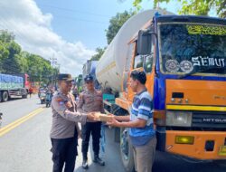 Polresta Banyuwangi Bagikan Ratusan Nasi Kotak untuk Sopir Truk di Jalur Pelabuhan Ketapang