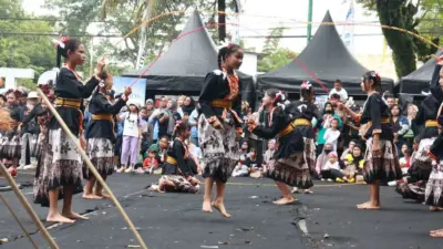 kuatkan-karakter,-ribuan-anak-banyuwangi-bermain-bersama-dalam-festival-memengan-tradisional