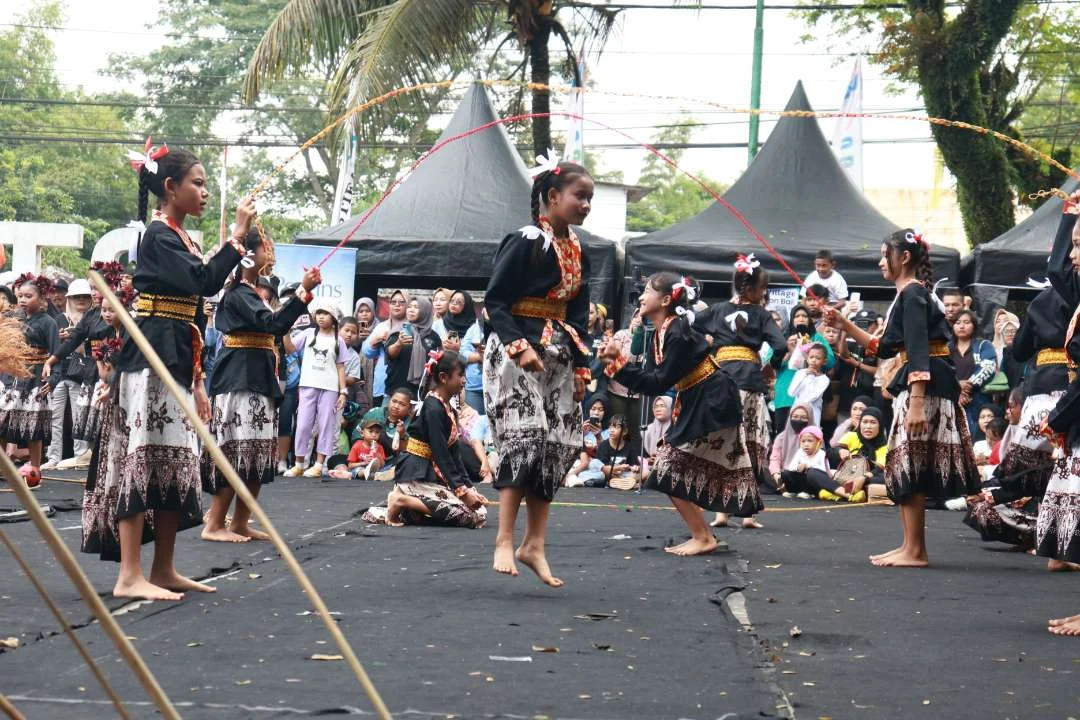 kuatkan-karakter,-ribuan-anak-banyuwangi-bermain-bersama-dalam-festival-memengan-tradisional