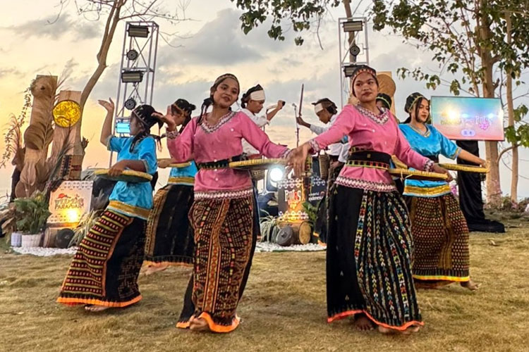 weekend-at-parapuar,-pesona-seni-budaya-manggarai-hibur-akhir-pekan-wisatawan-labuan-bajo-–-times-banyuwangi