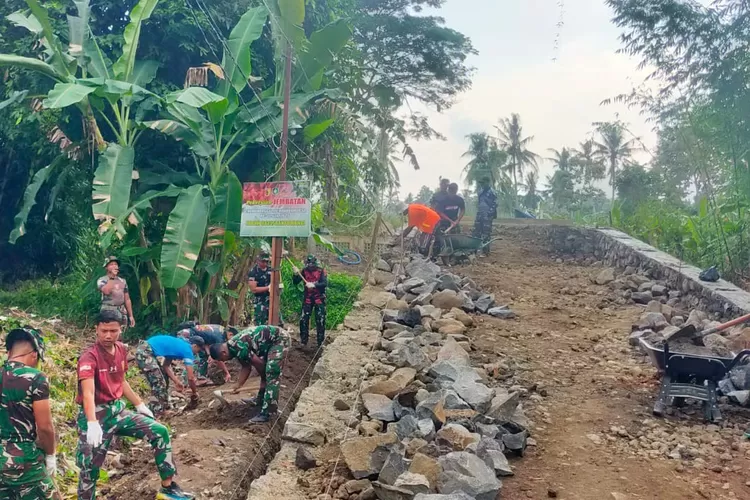 satgas-tmmd-ke-125-kodim-0825-banyuwangi-semangat-bangun-jembatan-penghubung-antardesa,-bisa-lancarkan-akses-transportasi-dan-mobilitas-warga