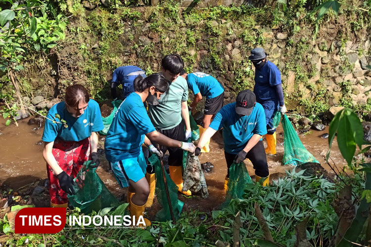 kolaborasi-ratusan-mahasiswa-internasional-berdayakan-desa-dan-lestarikan-budaya-lokal-–-times-banyuwangi