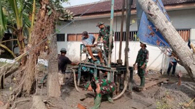 sumur-bor-tmmd-ke-125-di-siliragung-semburkan-air-bersih.-warga-tak-henti-hentinya-bersyukur,-rasanya-seperti-mimpi
