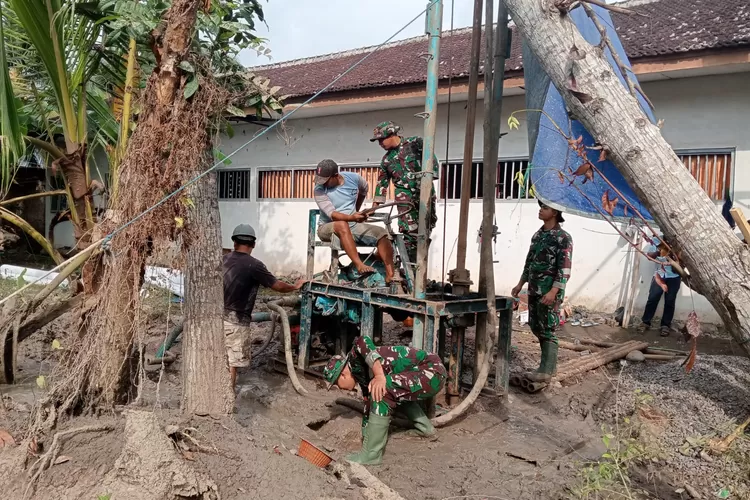 sumur-bor-tmmd-ke-125-di-siliragung-semburkan-air-bersih.-warga-tak-henti-hentinya-bersyukur,-rasanya-seperti-mimpi