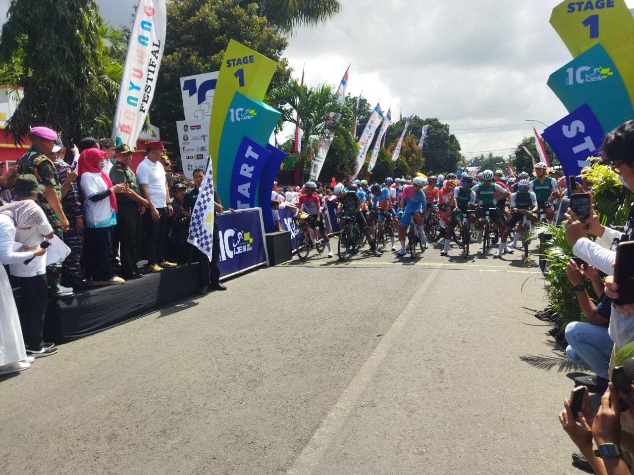 pembukaan-tour-de-banyuwangi-ijen-2025-etape-i-digelar-di-pesanggaran