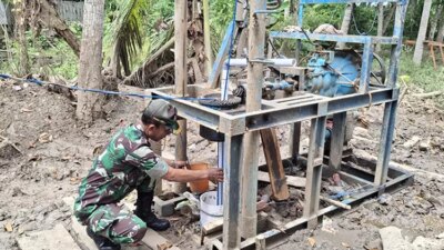 sumur-bor-tni-hadir-di-siliragung!-warga-lega,-air-bersih-kini-tak-lagi-mimpi