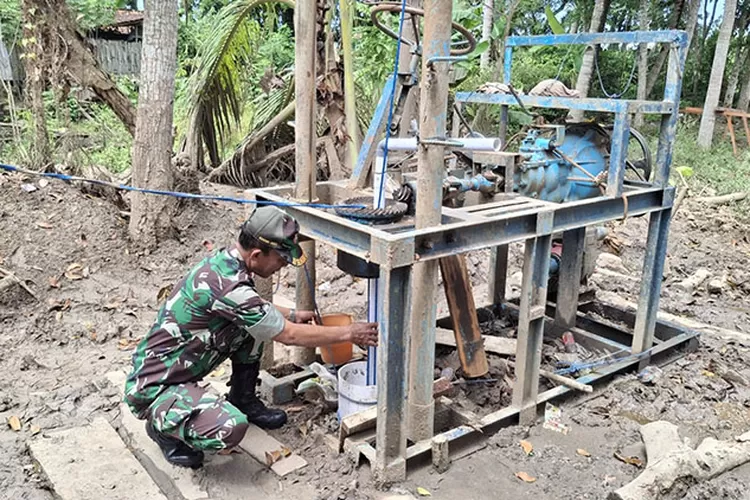 sumur-bor-tni-hadir-di-siliragung!-warga-lega,-air-bersih-kini-tak-lagi-mimpi