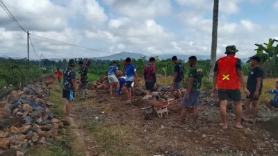tni-turun-tangan-bangun-irigasi-di-siliragung,-petani-sumringah:-panen-bisa-meningkat!