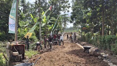 warga-tak-lagi-waswas!-tmmd-bangun-jembatan-kokoh-gantikan-jembatan-gantung-retak-di-siliragung