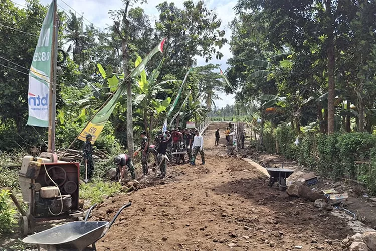 warga-tak-lagi-waswas!-tmmd-bangun-jembatan-kokoh-gantikan-jembatan-gantung-retak-di-siliragung