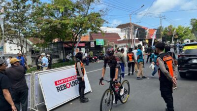 ratusan-personel-polresta-banyuwangi-amankan-etape-1-tour-de-banyuwangi-ijen-2025