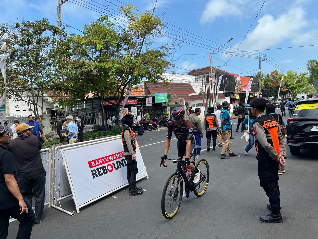 ratusan-personel-polresta-banyuwangi-amankan-etape-1-tour-de-banyuwangi-ijen-2025