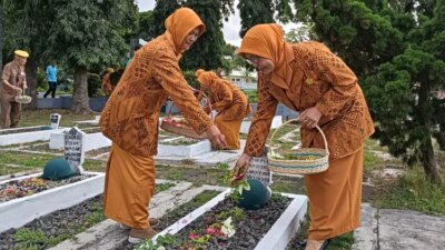 penuh-haru!-piveri-banyuwangi-tabur-bunga-di-makam-pahlawan,-kenang-cinta-dan-pengorbanan